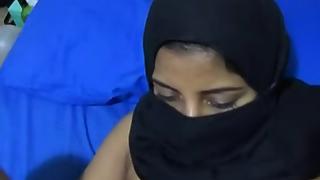 Lucknow housewife covering her face fucking her base