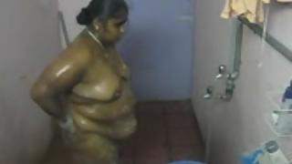 Mumbai kaamwali bai caught on cam taking shower